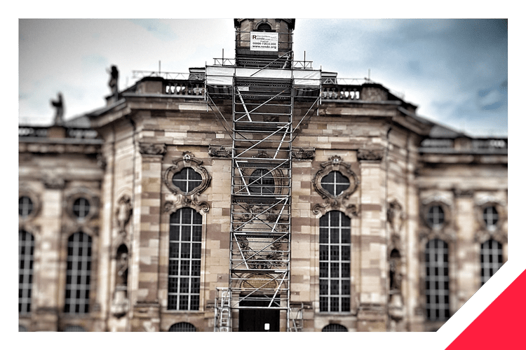 Gerüst für Dachsanierungsarbeiten an der Ludwigskirche